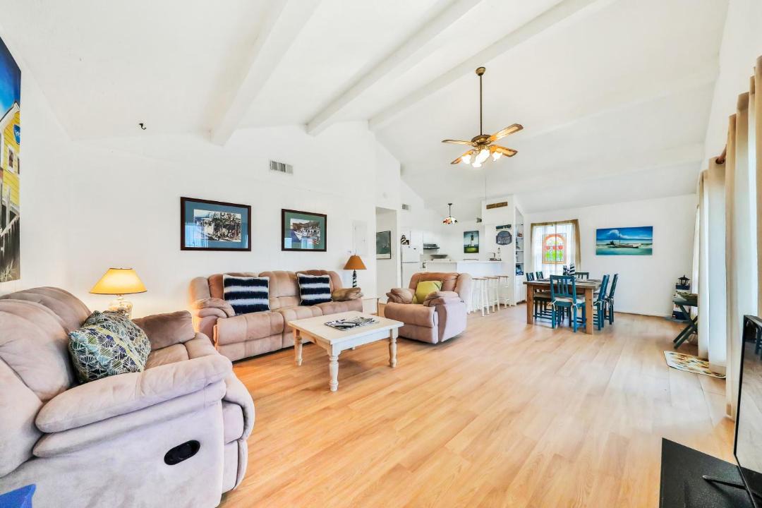 Photo of Livingroom in Bermuda Beach