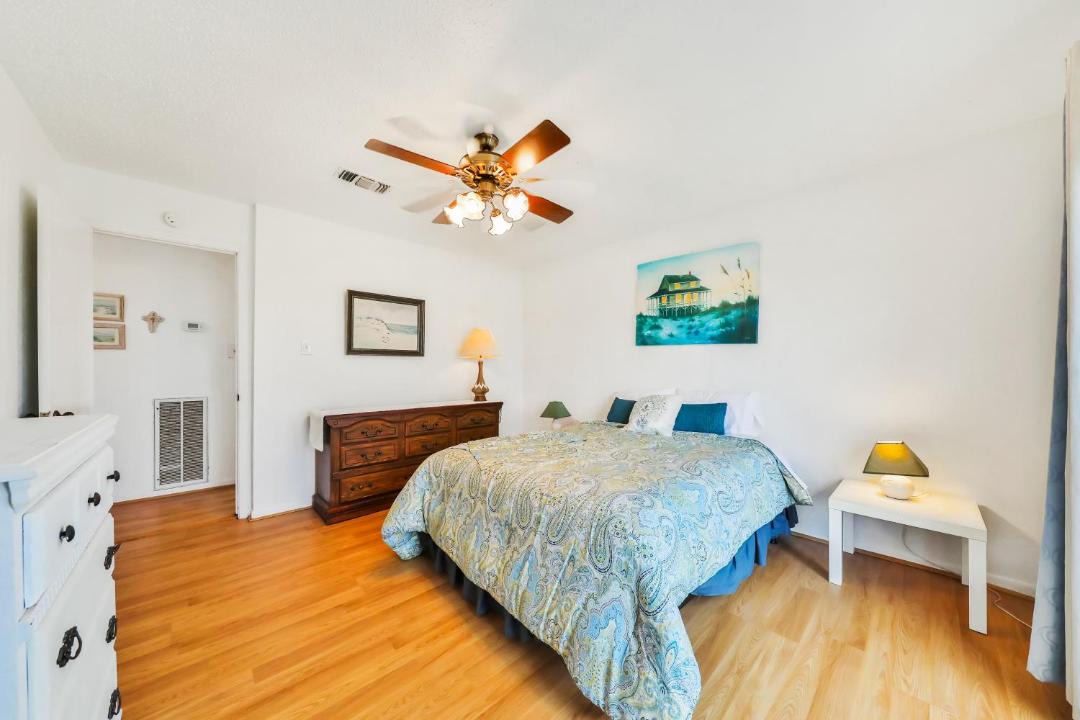 Photo of Bedroom in Bermuda Beach