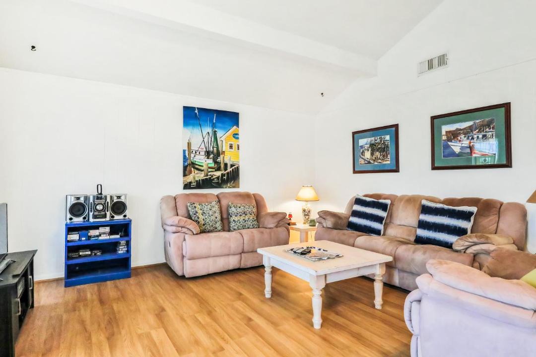 Photo of Livingroom in Bermuda Beach