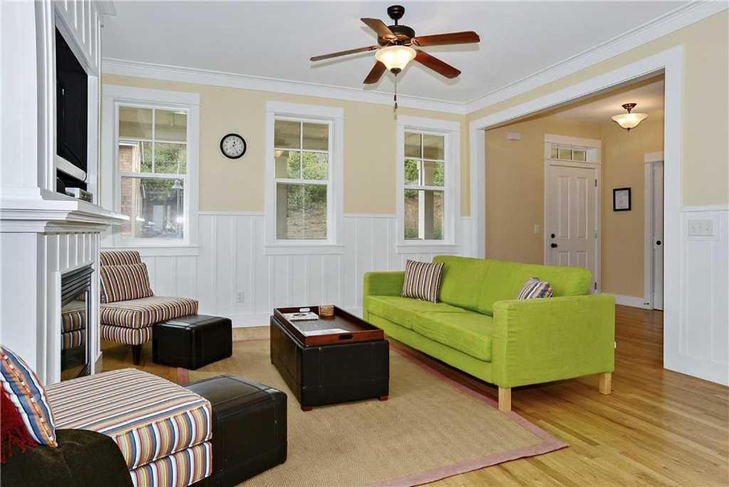 Photo of Livingroom in Olivia Beach