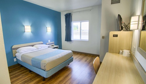 Deluxe Suite, 1 Queen Bed, Non Smoking, Refrigerator & Microwave