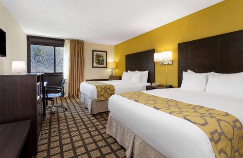 Queensbury Hotel | Baymont by Wyndham Queensbury / Lake George