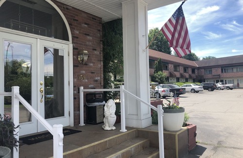 Brattleboro Hotel | The Black Mountain Inn