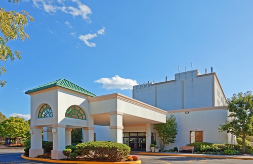 Centereach Hotel | Holiday Inn Express Stony Brook-Long Island, an IHG Hotel