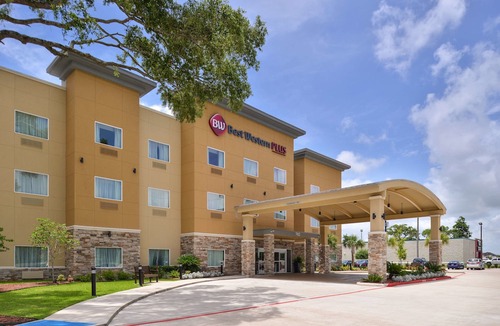 Lake Jackson Hotel | Best Western Plus Lake Jackson Inn & Suites