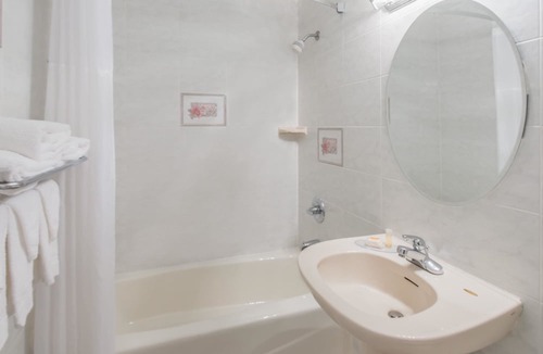 Hicksville Hotel | Days Inn by Wyndham Hicksville Long Island