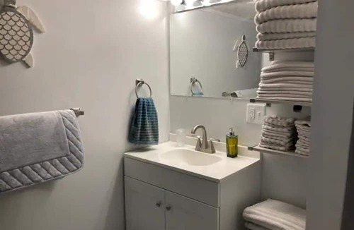 Hampton Cottage | Updated beach cottage with plenty of amenities and 4 parking spots!