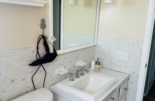 Cheektowaga Apartment | Great location 2 minutes away from Buffalo Niagara International Airport
