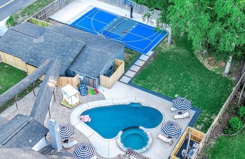 Cypress House | 7BD/5B | Slps20| SportsCourt| HeatedPool/Spa|3King
