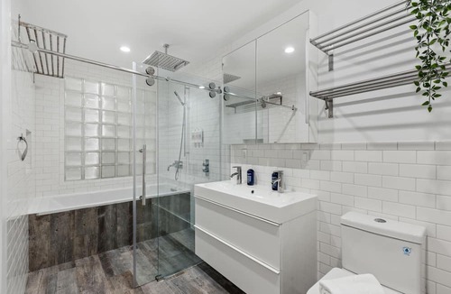 Bushwick Apartment | Starr Manor by Rove Travel |5 BR Townhome w/Patio