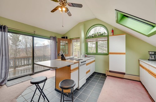 Bennington Apartment | Charming Bennington Studio w/ Deck & Mountain View