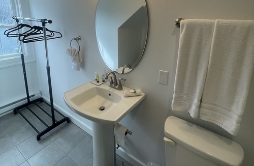 South Kortright Bed & Breakfast | Cozy B&B with WiFi and AC in Terrific South Kortright
