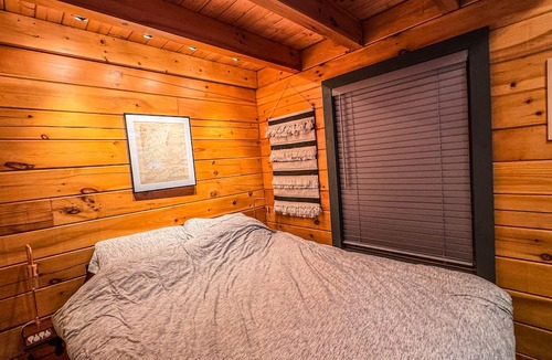 Northville Cabin | Sacandaga Serenity: Your Ultimate Cozy Cabin Getaway Awaits! 550 ft Lake Front!