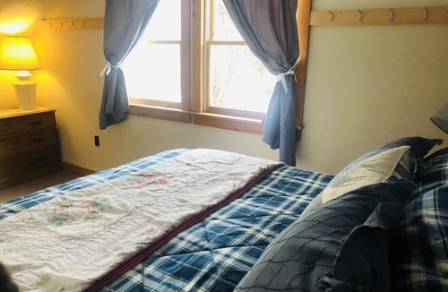 Plymouth House | Cozy ski home 7 minutes to killington gondola, 12 minutes Okemo. Pet friendly!