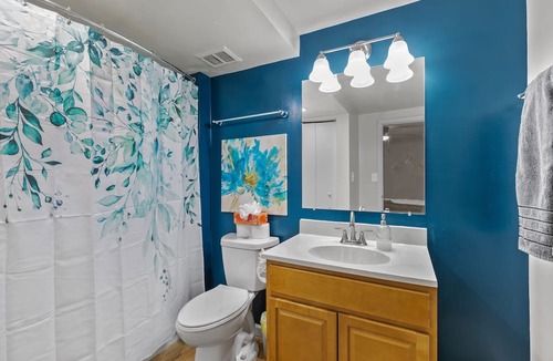 Towson Apartment | Heart of Towson|Pool|King|Parking|600Mbps|Gym