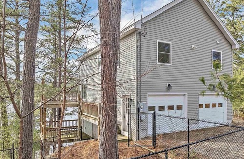 Freedom House | Freedom! Charming 3-bedroom house with Hot tub, private sandy beach and dock!