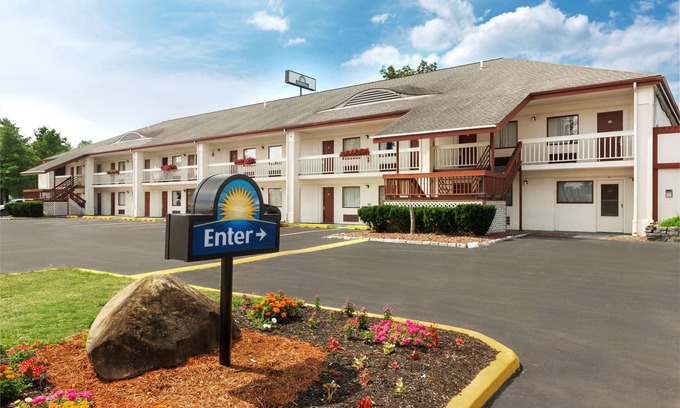 West Glens Falls Hotel | Days Inn by Wyndham Queensbury/Lake George